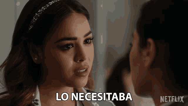a woman talking to another woman with the words lo necesitaba above her