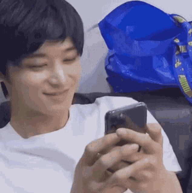 2411s Lee Juyeon Holding Phone Grimace Funny Cringe Cringy Ew GIF - 2411s Lee Juyeon Holding Phone Grimace Funny Cringe Cringy Ew The Boyz GIFs