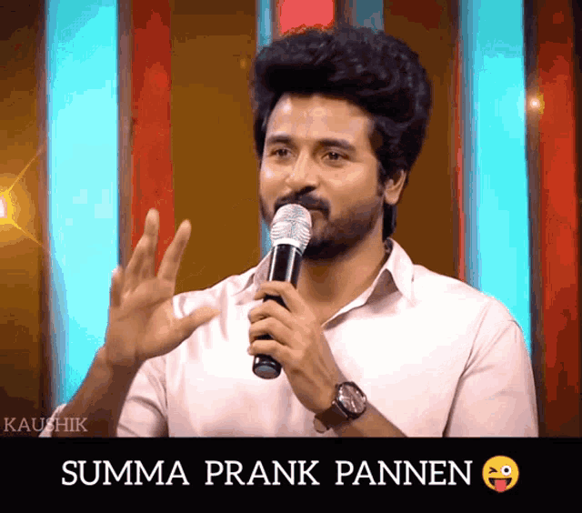 a man holding a microphone with the words summa prank pannen written below him