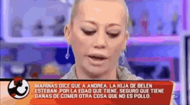 a woman with her eyes closed is on a television screen with the words marinas dice que a andrea la hija de belen at the bottom