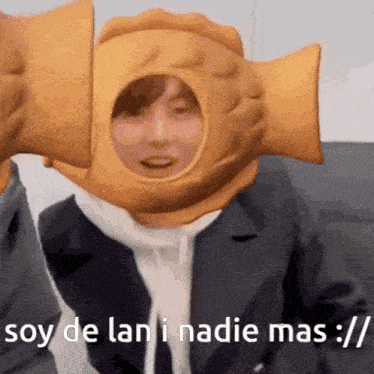a person with a fish hat on their head says soy de lan i nadie mas