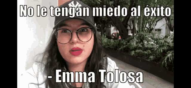 a woman wearing glasses and a hat says no le tengan miedo al exito emma tolosa
