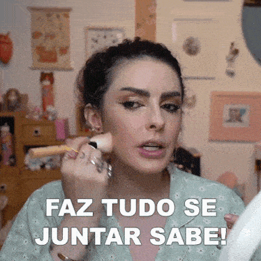 a woman applying makeup with the words faz tudo se juntar sabe