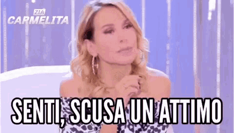 a woman says senti scusa un attimo while sitting on a couch