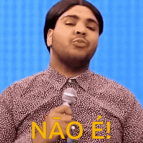 a man in a polka dot shirt is holding a microphone with the word nao e written in yellow