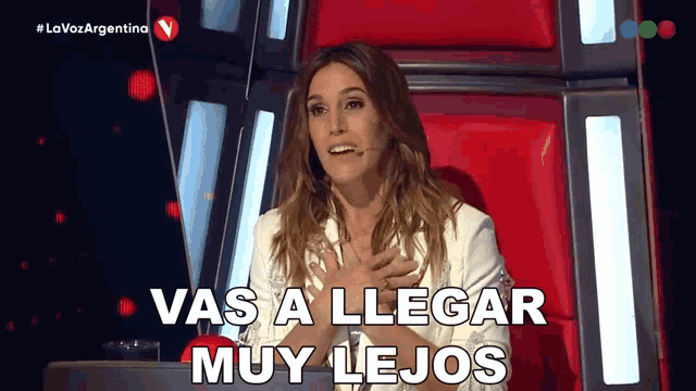 a woman sitting in a chair with the words vas a llegar muy lejos written on the screen behind her
