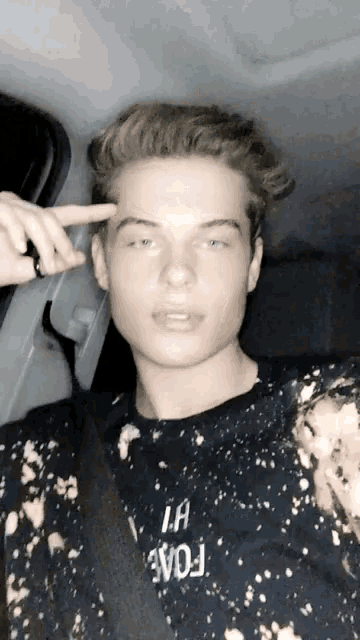 a young man wearing a black shirt that says la evoj