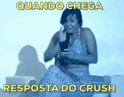 a woman in a blue dress is holding a cell phone with the caption quando chega