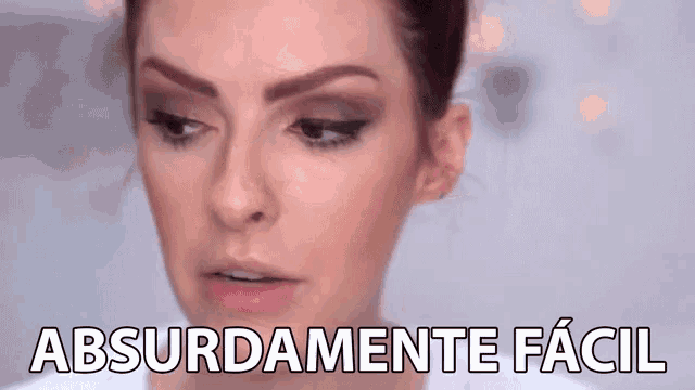 a close up of a woman 's face with the words absurdamente facil written below her