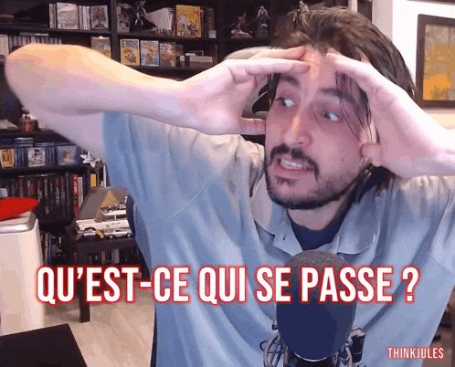 a man in front of a microphone with the words qu 'est-ce qui se passe written on the bottom