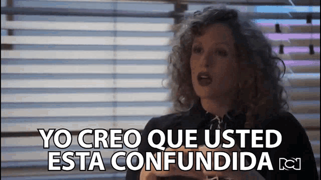 a woman says yo creo que usted esta confundida in front of a window