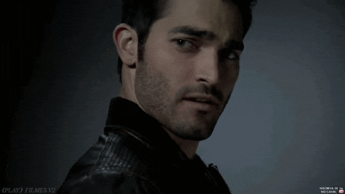 a close up of a man 's face with the words play filmes v2 at the top