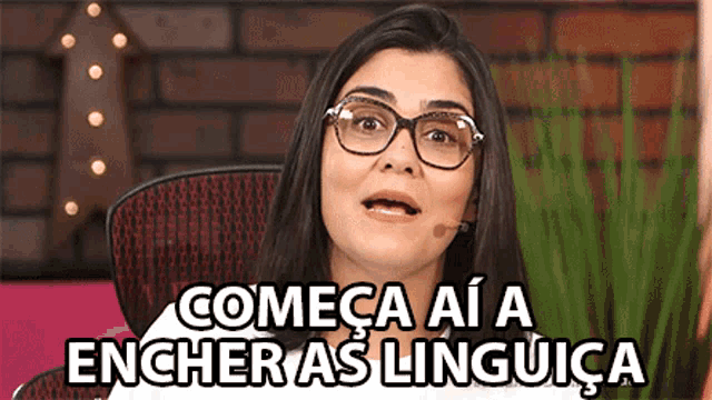 a woman wearing glasses and a microphone has the words comeca ai a encher as linguica above her