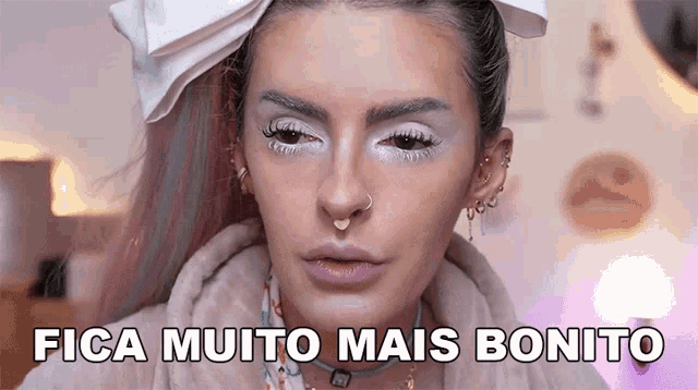 a close up of a woman 's face with the words fica muito mais bonito below it