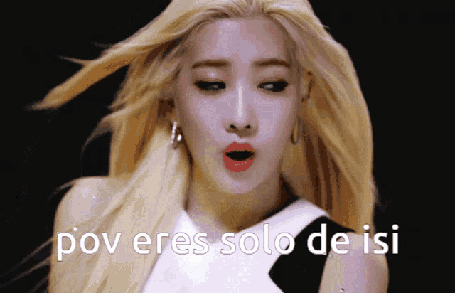 a woman with blonde hair says pov eres solo de isi in front of her