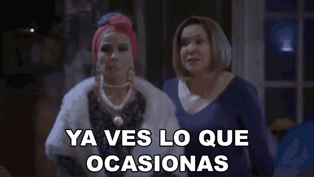 two women are standing next to each other with the words ya ves lo que ocasionas written on the screen