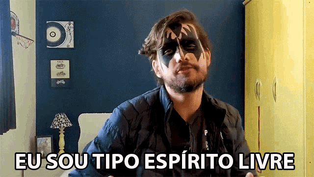 a man with face paint and the words eu sou tipo espirito livre on the bottom