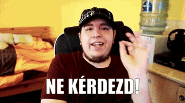 a man wearing a hat and a shirt that says ne kerdezd on it
