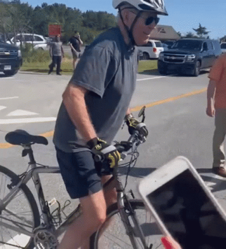 Pitowontwt Biden Falling Off Bike GIF - Pitowontwt Biden Falling Off Bike GIFs