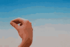 a hand is holding something in front of a blue sky with the words mano do ceu written below it