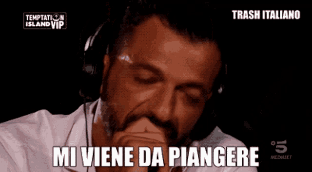 a man wearing headphones with the words mi viene da piangere below him