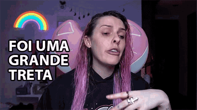 a woman with purple hair says " foi uma grande treta " in a video