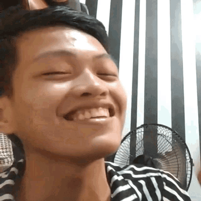 Nagtakip Ng Bibig Jhon Mark Perez GIF