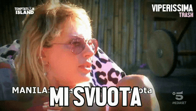 a woman wearing sunglasses and a shirt that says manila mi svuota