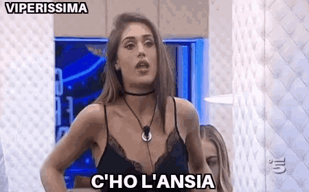 a woman in a black bra says c'ho l'ansia