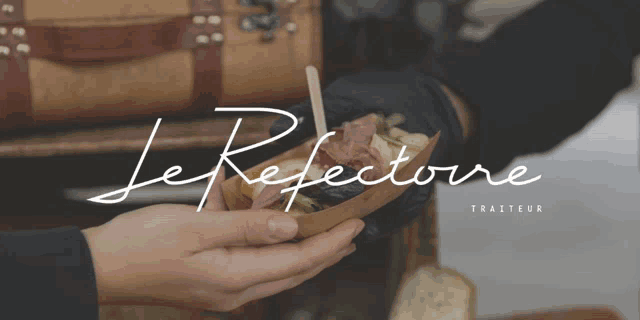 a person holding a tray of food that says le reflettore