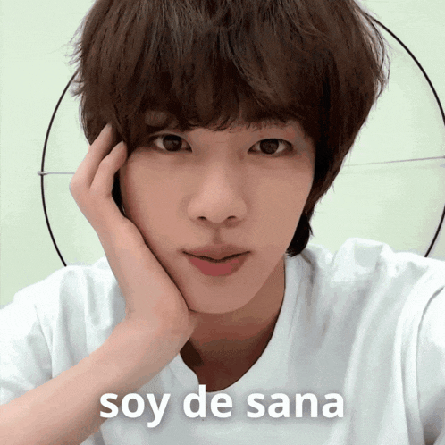 a close up of a person 's face with the words soy de sana on the bottom right