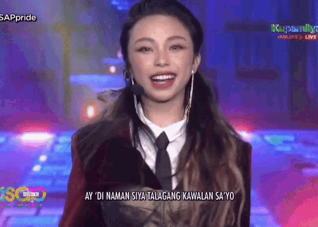 a woman on a stage with a caption that says ay di naman siya talagang kawalang sayo