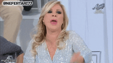 a woman says e scendete da sto piedistallo while wearing a silver dress