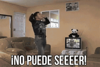 a person is standing in a living room with the words ino puede seeeer