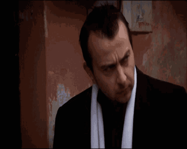 a man with a scarf around his neck says ben bu oyunu bozarım !!