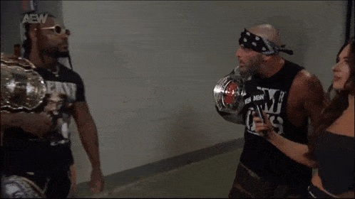 a man in a black shirt that says aew