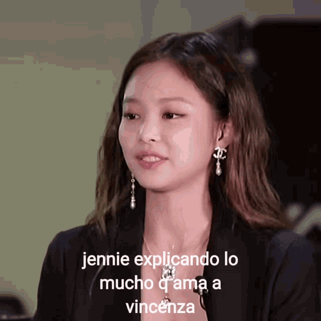 a woman with the words jennie explicando lo mucho q ama a vicenza on the bottom