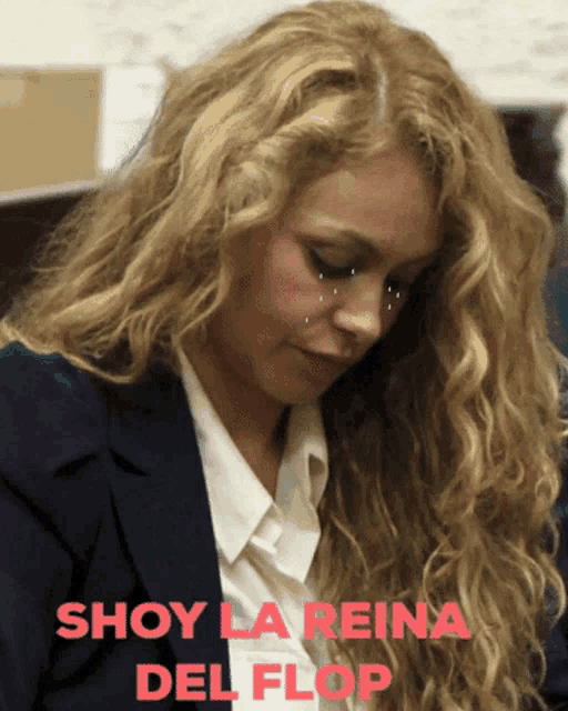 a woman with tears running down her face and the words shoy la reina del flop below her