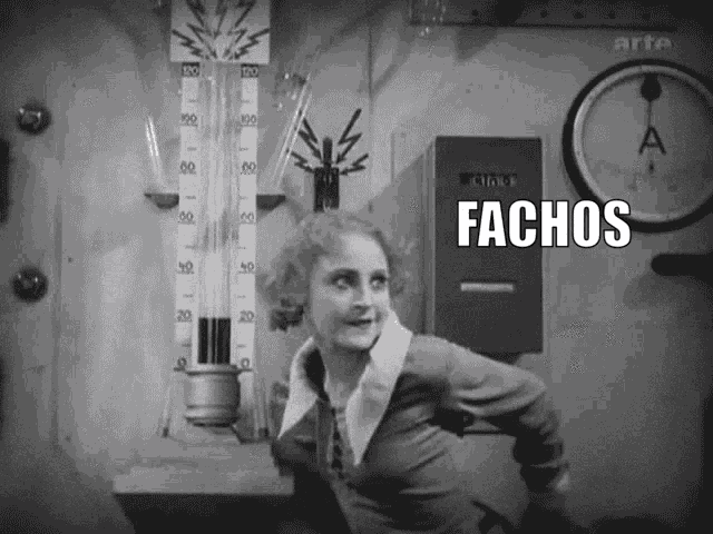 a woman is standing in front of a thermometer and the word fachos is on the screen