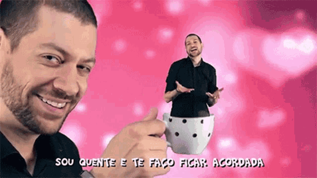 a man is holding a cup of coffee with the words sou quente e te faco ficar acordada