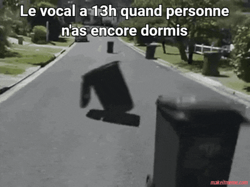 a picture of a street with the words le vocal a 13h quand personne nas encore dormis