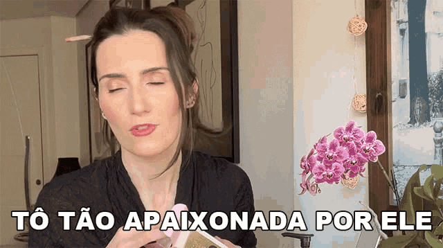 a woman says to tao apaixonada por ele in front of a plant