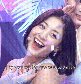 jihyo cuando lee que es solo d nacho is written on the bottom of the picture