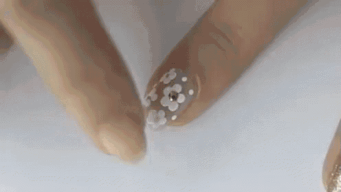 Daisy Nails GIF - Nails Nail Art Manicure GIFs