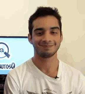 a man wearing a white t-shirt that says patrulha on it