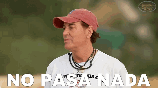 a man wearing a hat and a shirt that says no pasa nada on it