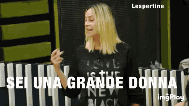 a woman wearing a black shirt that says ' sei una grande donna ' on it