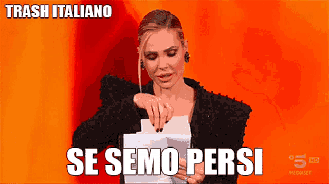 a woman holding a piece of paper that says trash italiano se semo persi