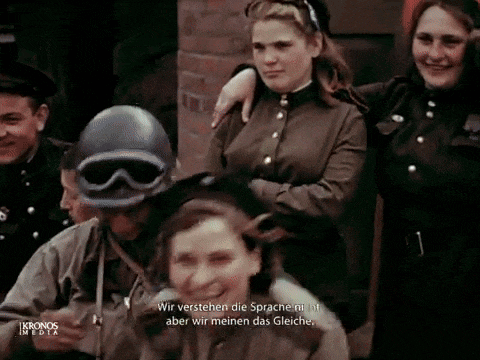 a group of soldiers are posing for a picture with the caption " wir verstehen die sprache "