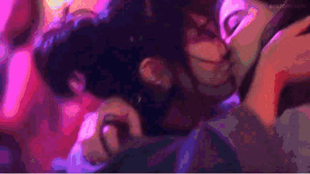 a blurry picture of a man and woman kissing with bestcom.hk written in the corner
